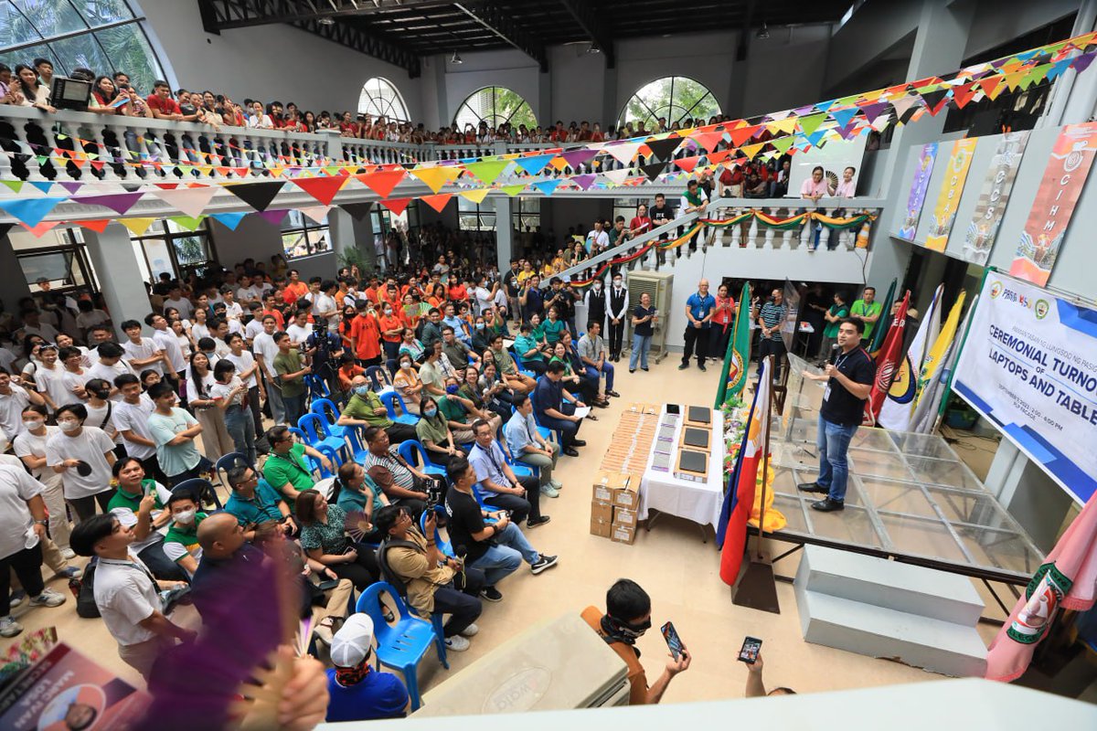 VicoSotto's tweet image. High energy ang mga estudyante ng PLP kanina!!! ⚡🥳💪💻

This s.y. 

Distribution of laptops and tablets

Tuloy ang connectivity allowance (originally ?meant for distance learning only) 

Improvement of facilities mostly done. wala nang waterfalls sa lobby. (Ongoing pa yung iba…