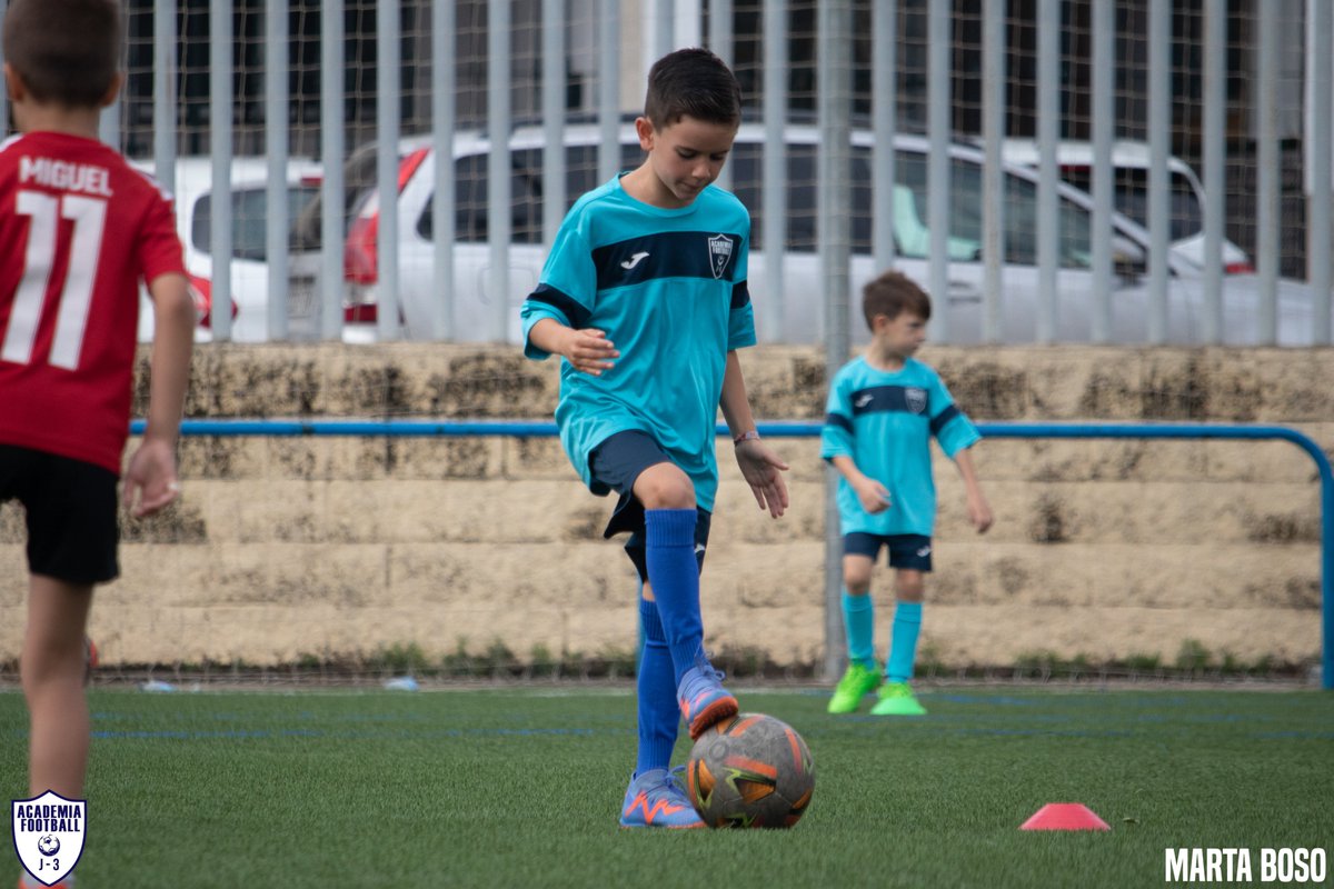 ACADEMIAFOOTJ3's tweet photo. Tenemos clases grupales ⚽️(reducidas) y clases personalizadas (individuales) tanto de portero como de jugador de campo. Llámanos al 📞601510156 y consúltanos cualquier duda que tengas.
#academiaj3
#valoresdeportivos
#tecnificacion https://t.co/QOIdonTwV6