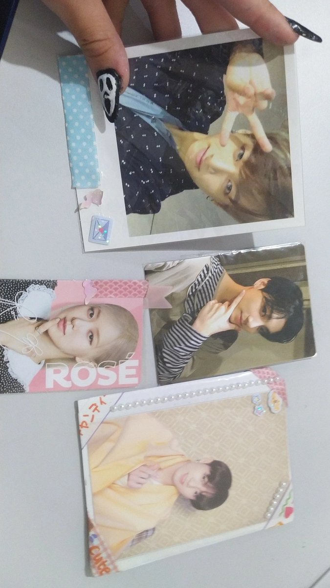 Kook_com_leite's tweet photo. •Vendo cards do JK e da Rose•

– Não possuem avarias
– Preços negociáveis (DM)
– Mando vídeos na DM
(Os adesivos estão colados na sleeve, ñ diretamente nos cards) https://t.co/48mI9eQ94h