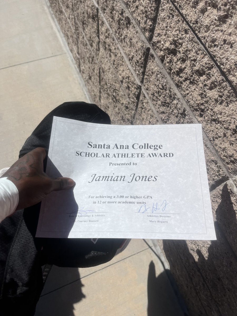 RichieD_3's tweet photo. @CoachAWhite @CoachNyssen @CoachJonesSAC @sacdonsFB 📚 https://t.co/1rruwdp2dr