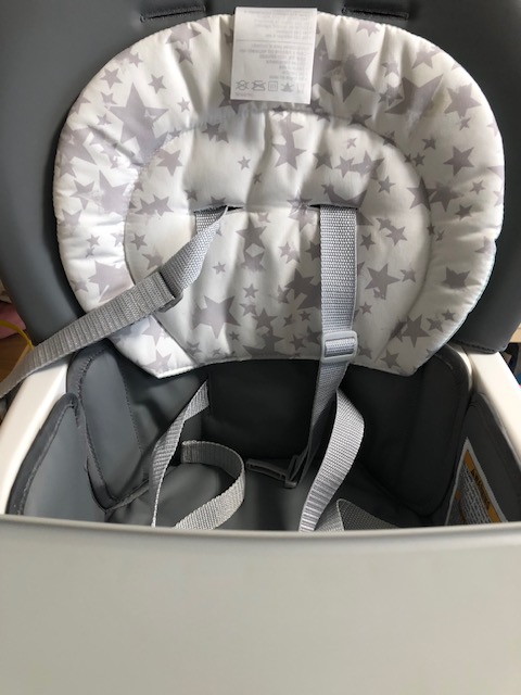 labelshimbun's tweet image. ベビー用品ブランド「GARACO」のハイチェアには英語とスペイン語の注意喚起ラベルが合わせて4枚貼られています💡貼る面が大きいとこういうこともできますね☺
ちなみに座る面には1枚縫い付けてありました。
中の人K
#GRACO #注意喚起ラベル