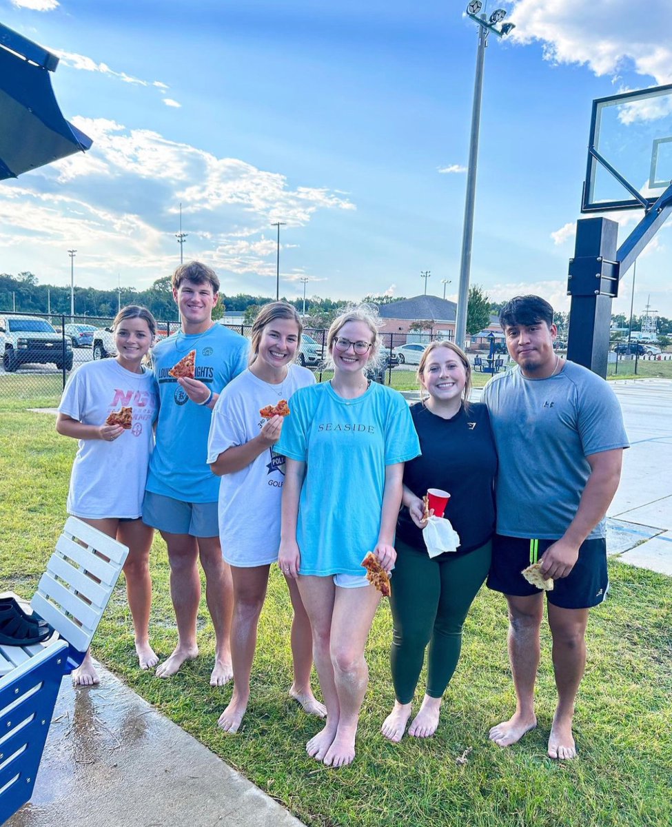 pdcexecdir's tweet photo. Gamma Lambda ate pizza and played volleyball at their recruitment event! 

#phideltachi #pdcgammalambda https://t.co/rO12bx6t5Q