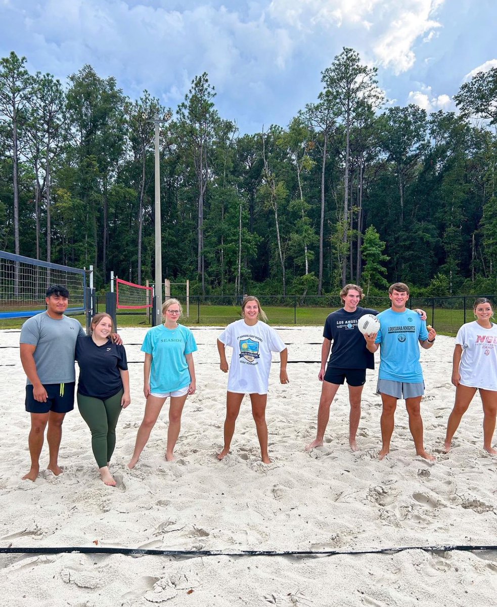 pdcexecdir's tweet photo. Gamma Lambda ate pizza and played volleyball at their recruitment event! 

#phideltachi #pdcgammalambda https://t.co/rO12bx6t5Q