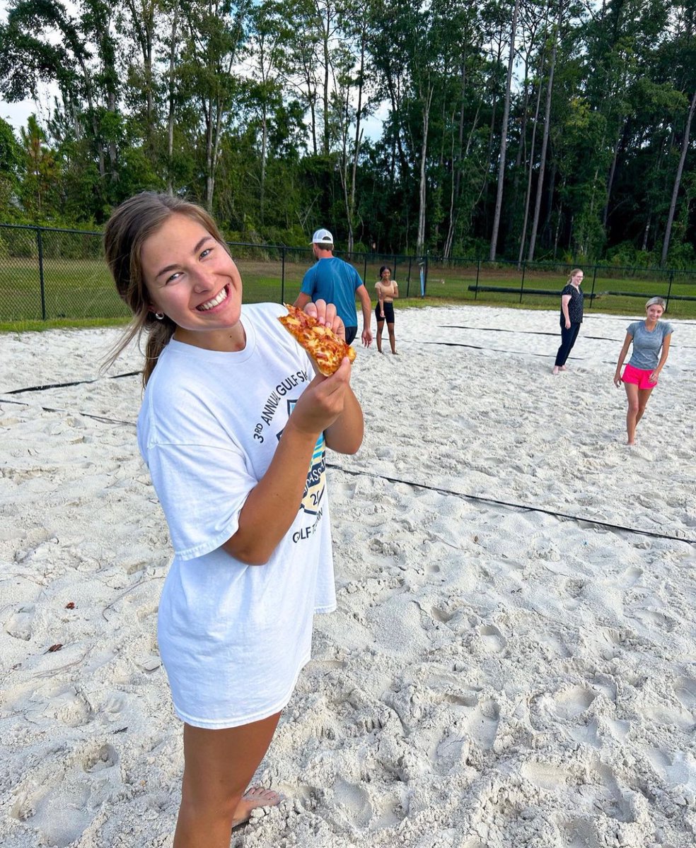 pdcexecdir's tweet photo. Gamma Lambda ate pizza and played volleyball at their recruitment event! 

#phideltachi #pdcgammalambda https://t.co/rO12bx6t5Q