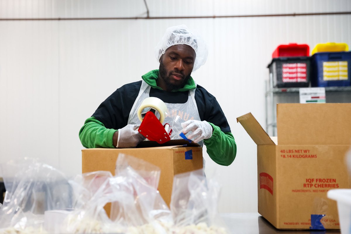 TimbersFC's tweet photo. Helping to build communities that never go hungry 💚
Thank you to @oregonfoodbank for letting us participate today and help pack food during day three of #STWEEK2023 https://t.co/CC4jzF8IrN