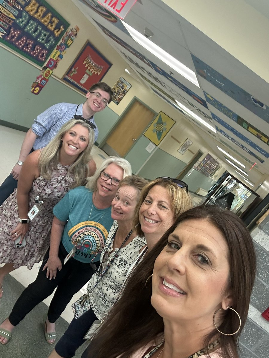 Gator @HowellTwpGrnvl crew ready to meet our newest littles! 🐊 Drop off and bus 🚌 duty brings lots of smiles! #firstdayofschool #BeTheLight