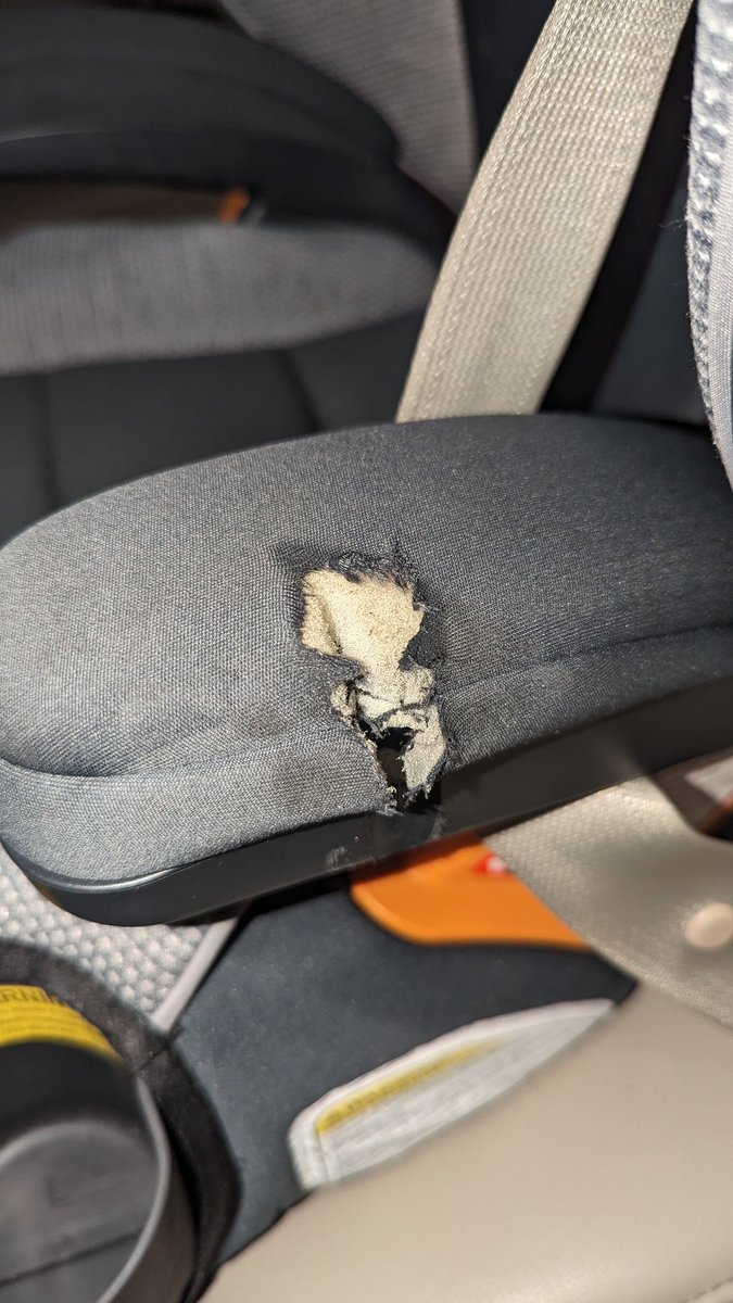 reepeeter's tweet photo. @SouthwestAir is this the way to treat our luggage? No one from your office at SFO has been able to tell me what happened. The protective bag is missing and the carseat has been damaged beyond repair. No one takes responsibility. Disappointing service. https://t.co/trjNnrKCsQ