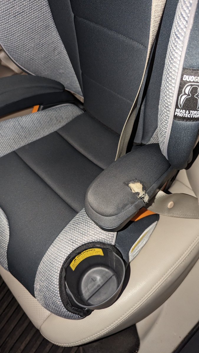 reepeeter's tweet photo. @SouthwestAir is this the way to treat our luggage? No one from your office at SFO has been able to tell me what happened. The protective bag is missing and the carseat has been damaged beyond repair. No one takes responsibility. Disappointing service. https://t.co/trjNnrKCsQ