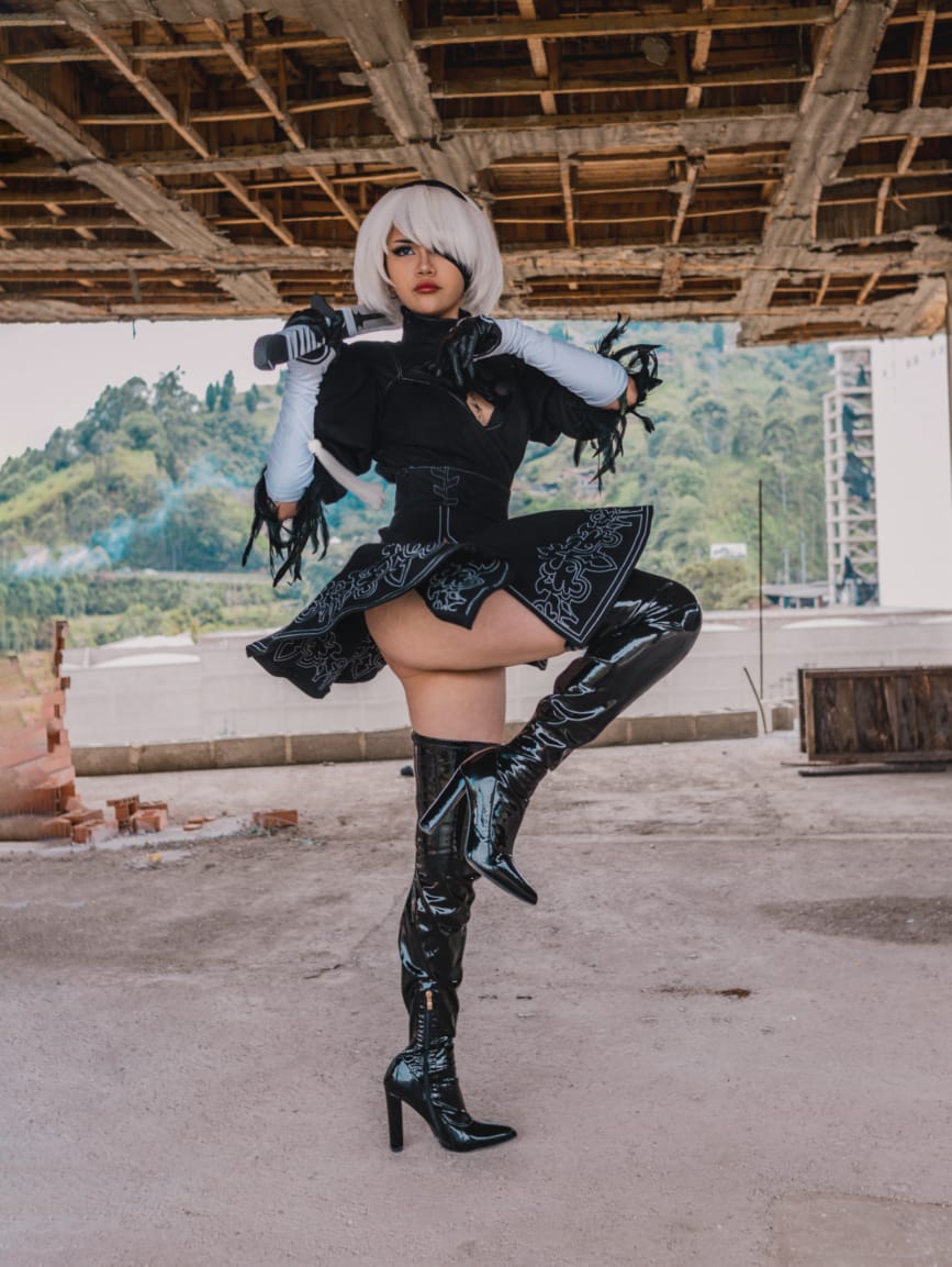 2B 🌚 

Sin duda alguna es de mis fotos TOP y favs, fue difícil hacer que la falda quedará levantada 😵🫡

#NieRAutomata #NieR_tokyo #nier_automata #2B #cosplayergirl #cosplayer #anime #videogames