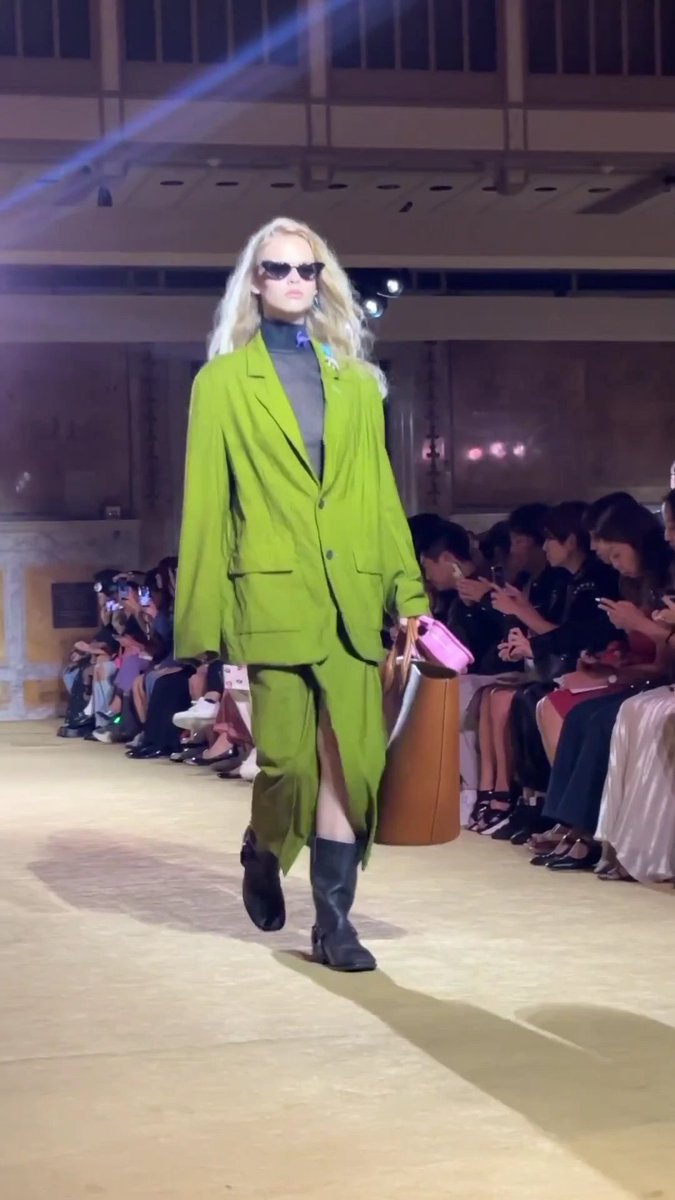 rcollete's tweet photo. It's been ten years of Stuart Vevers's time shaping @Coach. The British designer celebrated his anniversary tonight with a blowout show at the New York Public Library by ruminating on his early days in the city back in the 90. #nyfw #coach #stuartvevers https://t.co/H9GYuIsW67