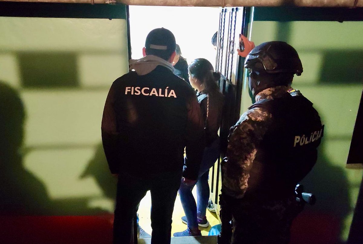 FiscaliaEcuador's tweet photo. #ACTUALIZACIÓN | #FiscalíaEc, #UIAD y #Dinased (de @PoliciaEcuador) ejecutan allanamientos en las provincias de #Pichincha, #Cotopaxi y #Chimborazo, como parte de las diligencias del caso en que se investiga el asesinato del excandidato presidencial #FernandoVillavicencio https://t.co/pRvMOi8qqp