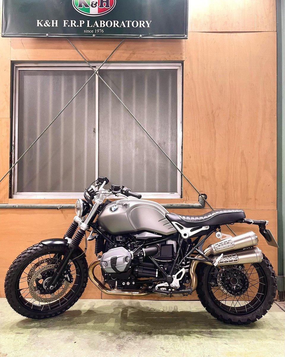 KandH_seat's tweet image. モトズ履いたナインティーはそう見ないだろう。

前後長足に換装してタンク短かいのと厚いシート作ってナインティーのオフ車作りたいな。

やるなら、なんちゃって舗装路オフロードじゃなく吊るしのHP2 ENDURO凌駕する走りを目指したい。

やるなら…。
そこが問題。

#MOTOZ
#RnineT
#HP2