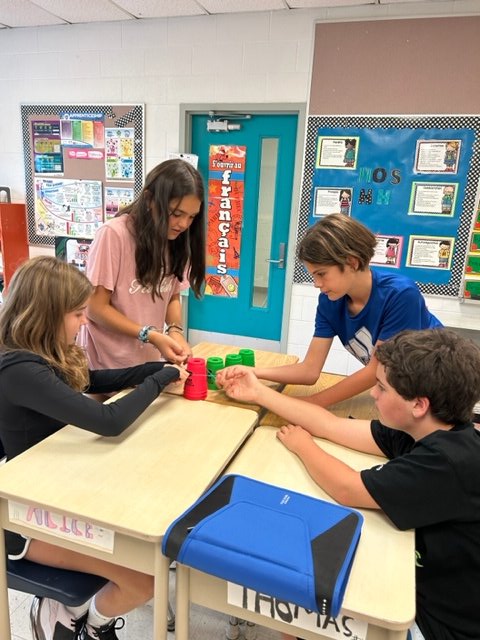 Une activité de révision en mathématiques chez Mme McKibbon-Edwards et un défi STIM chez Mme DiLuca. Nos 7e et 8e ont montré un zèle pour l'apprentissage et ils se sont bien amusés en classe aujourd'hui!