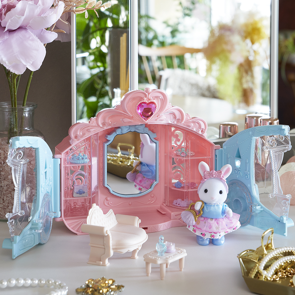 キラキラ馬車のおしゃれルームセットを、ドレッサーの前に飾ってみました✨

今日はどんなおしゃれをしようか、ウキウキ気分で身支度ができそうですね🎶

#シルバニアファミリー #シルバニア
#キラキラ #おしゃれ #お部屋 #ドレッサー
#シルバニアインテリア #インテリア #いつもそばにいるよ