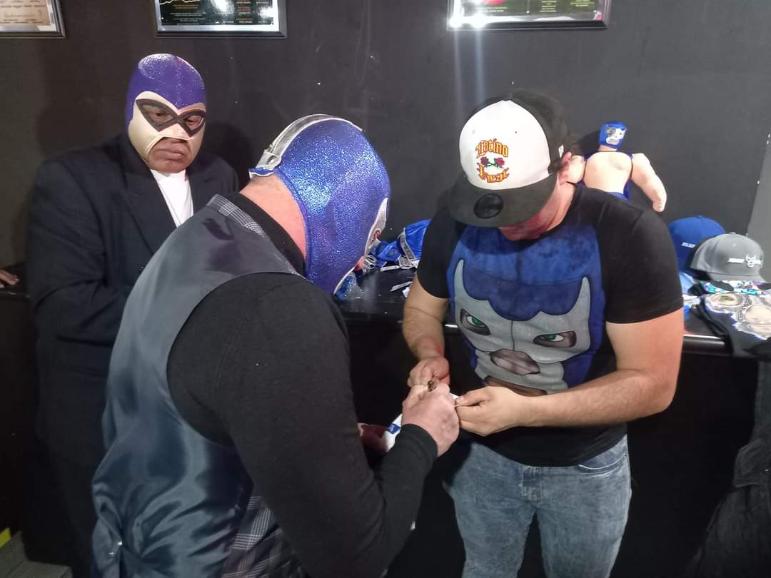 LaTijeraLucha's tweet photo. Una gran convivencia desde el #MarkeTeatro de la colonia Roma con #ProduccionesSombra para su presentación en las #NochesDeLucha con grandes padrinos de la talla de #BlueDemonJr, #ElFantasma y #BlackShadowJr con un espectacular cartel...
#latijeraluchalibre https://t.co/96eUaBF4ML