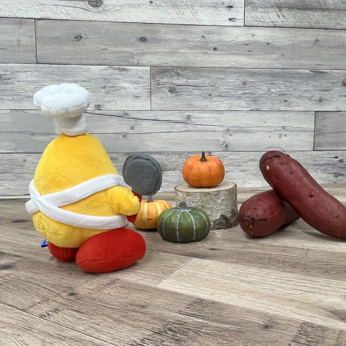 KirbyCafeJP's tweet photo. おや……？料理長のコックカワサキが、おいしそうな秋の野菜たちを目の前に、何か思いついたようですよ！

ということで、カービィカフェからお知らせです。
9月28日(木)より、秋の期間限定メニューが登場！
どんなメニューが登場するのかは……続報をどうぞおたのしみに！ https://t.co/1O0hFdPQ6Q