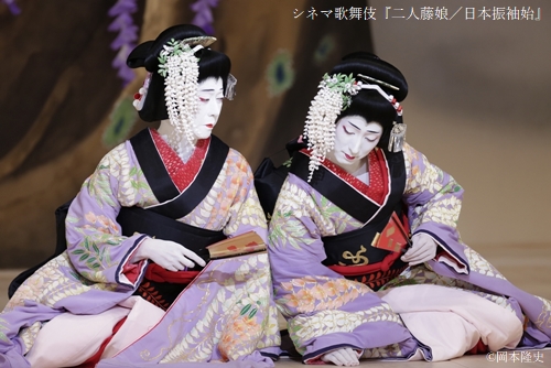 『二人藤娘／日本振袖始』
歌舞伎オンデマンドで配信中！
kabuki-bito.jp/kabuki-content…

「二人藤娘」
藤の花の下、娘姿の藤の精が現れ恋する乙女心を踊る。好きな男を松に喩え酒を飲むうちにほろ酔いの姿を見せ、続いて賑やかな手踊りを始めるが、やがて日も暮れ、いつしかその姿を消すのだった。