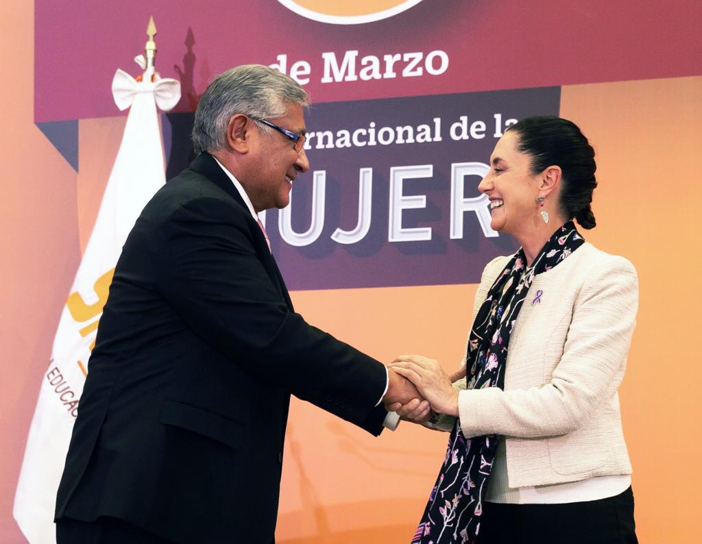 SnteNacional's tweet photo. El Srio. Gral. del #SNTE, Mtro. Alfonso Cepeda Salas felicita a la Dra. @Claudiashein, quien a partir de hoy coordinará el movimiento de transformación, luego de recibir el bastón de mando de manos del Presidente @lopezobrador_. El SNTE le reconoce su compromiso con la educación https://t.co/IXcgNqt6Wv