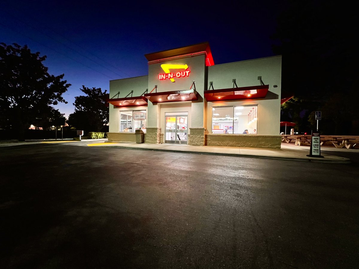 toastbrulee_'s tweet photo. Girl dinner. I am eating in my car. #IYKYK #AScatterofLight 

I asked for well done fries and they gave me regular. Yes, I ate one at the counter. So I found out they will remake the fries for you if you don’t like it. https://t.co/qAfi9Hvojd