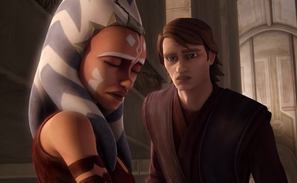 MundosDeAhsoka's tweet photo. Holadola #TeamTano 

Finalmente os traigo el hilo que llevaba tiempo queriendo compartir. Es algo largo, pero espero se entienda lo que quiero trasmitir.

Recientemente leo en internet, especialmente en redes, que #Ahsoka  está siendo un personaje plano, que le falta "una marcha más" o que está mustia... Y podría ser. Pero no por los sesgos que muchos dejan entrever en sus palabras. Algunos lo achacan a la interpretación y otros a una falta de profundidad en la escritura del guion. A mi, también me faltaba algo.

"¿Que está pasando con Ahsoka? No se que tiene, pero algo que no me cuadra" Esta pregunta era algo recurrente hace no mucho tiempo en mi cabeza, un tema que asiduamente comentaba con algun@s amig@s. 

Al principio lo achacaba al salto al live action del personaje o incluso a que no tenía la voz que llevaba escuchando años. Hasta que me paré un poco a pensar y a ver los episodios en bucle. Y eso, junto a algunos debates fueron haciendo que para mi conectara todo. Nada estaba mal con el personaje. Estaba transmitiendo exactamente lo que querían transmitir. 

Y dejarme deciros una sola cosa: Hay que entender al personaje y de dónde viene. 

La #AhsokaTano  que estamos viendo en estos momentos es así por muchísimos motivos y no podría estar mejor interpretada. Pero, ¿de dónde viene todo esto? 

Viene desde las Guerras Clon. Ahsoka siempre había sido una niña jovial, muy carismática e incluso pedante en los primeros momentos que se nos presentó al público. Pero sobre todo era desafiante, inquieta, curiosa, intrépida... Y muy muy chulita. Un personaje con una personalidad única que complementaba a las mil maravillas con su maestro, Anakin Skywalker.

Hasta que la Orden Jedi, allá por la quinta temporada de #TheCloneWars en uno de sus muchos errores, la expulsan de la Orden Jedi. Y esto es algo que siempre me gusta recordar. Ahsoka, no se fue de la orden. Fue expulsada sin juicio previo y luego se la juzgó por crímenes que no cometió. 

Y a pesar de que fue absuelta gracias a su maestro, el único que no dudó de ella ni por un instante, la togruta no regresó a la orden. Y es aquí, tras rechazar las súplicas de su hermano, de su maestro, (que no le abandonase, que permaneciese a su lado e ignorase al consejo) donde algo en ella se rompió. 

Ahsoka abandonó a la Orden Jedi y a su mentor.

Desde entonces, Ahsoka no volvió a ser la misma. Había perdido la fe en la Orden Jedi, había abandonado el único modo de vida que conocía pero sobre todo lo que no se perdonaba era haber abandonado a Anakin.

Destacar que una de las cosas que siempre me han fascinado de Ahsoka es lo expresiva que era. Y es en el final de The Clone Wars donde más podemos apreciar la tristeza que la invade cuando vuelve a reunirse con Anakin, Rex y los clones que habían formado bajo su mando. Especialmente cuando la tratan como si nada hubiese cambiado.