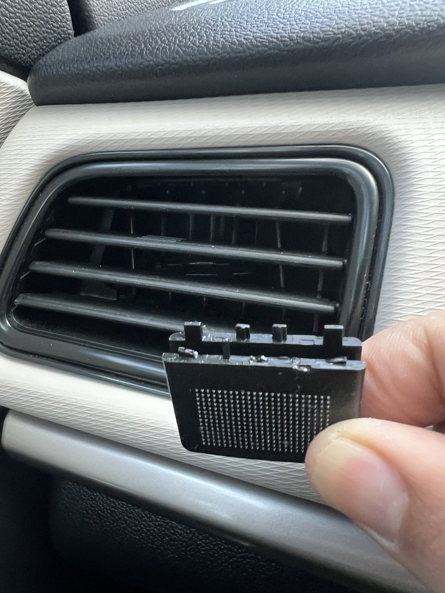imarohaka's tweet image. Excellent build quality of Mahindra XUV 700. 
Couldn’t have expected better. 

As if the after sales experience was not enough to pester you. 

Great job @anandmahindra @Mahindra_Auto @18002096006 

#buyquality