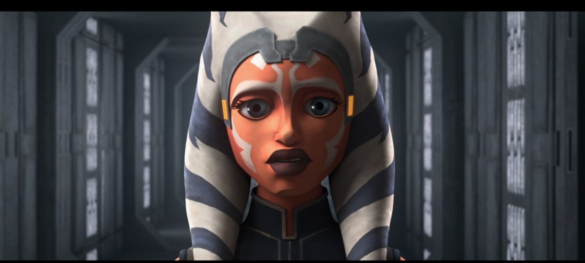 MundosDeAhsoka's tweet photo. Holadola #TeamTano 

Finalmente os traigo el hilo que llevaba tiempo queriendo compartir. Es algo largo, pero espero se entienda lo que quiero trasmitir.

Recientemente leo en internet, especialmente en redes, que #Ahsoka  está siendo un personaje plano, que le falta "una marcha más" o que está mustia... Y podría ser. Pero no por los sesgos que muchos dejan entrever en sus palabras. Algunos lo achacan a la interpretación y otros a una falta de profundidad en la escritura del guion. A mi, también me faltaba algo.

"¿Que está pasando con Ahsoka? No se que tiene, pero algo que no me cuadra" Esta pregunta era algo recurrente hace no mucho tiempo en mi cabeza, un tema que asiduamente comentaba con algun@s amig@s. 

Al principio lo achacaba al salto al live action del personaje o incluso a que no tenía la voz que llevaba escuchando años. Hasta que me paré un poco a pensar y a ver los episodios en bucle. Y eso, junto a algunos debates fueron haciendo que para mi conectara todo. Nada estaba mal con el personaje. Estaba transmitiendo exactamente lo que querían transmitir. 

Y dejarme deciros una sola cosa: Hay que entender al personaje y de dónde viene. 

La #AhsokaTano  que estamos viendo en estos momentos es así por muchísimos motivos y no podría estar mejor interpretada. Pero, ¿de dónde viene todo esto? 

Viene desde las Guerras Clon. Ahsoka siempre había sido una niña jovial, muy carismática e incluso pedante en los primeros momentos que se nos presentó al público. Pero sobre todo era desafiante, inquieta, curiosa, intrépida... Y muy muy chulita. Un personaje con una personalidad única que complementaba a las mil maravillas con su maestro, Anakin Skywalker.

Hasta que la Orden Jedi, allá por la quinta temporada de #TheCloneWars en uno de sus muchos errores, la expulsan de la Orden Jedi. Y esto es algo que siempre me gusta recordar. Ahsoka, no se fue de la orden. Fue expulsada sin juicio previo y luego se la juzgó por crímenes que no cometió. 

Y a pesar de que fue absuelta gracias a su maestro, el único que no dudó de ella ni por un instante, la togruta no regresó a la orden. Y es aquí, tras rechazar las súplicas de su hermano, de su maestro, (que no le abandonase, que permaneciese a su lado e ignorase al consejo) donde algo en ella se rompió. 

Ahsoka abandonó a la Orden Jedi y a su mentor.

Desde entonces, Ahsoka no volvió a ser la misma. Había perdido la fe en la Orden Jedi, había abandonado el único modo de vida que conocía pero sobre todo lo que no se perdonaba era haber abandonado a Anakin.

Destacar que una de las cosas que siempre me han fascinado de Ahsoka es lo expresiva que era. Y es en el final de The Clone Wars donde más podemos apreciar la tristeza que la invade cuando vuelve a reunirse con Anakin, Rex y los clones que habían formado bajo su mando. Especialmente cuando la tratan como si nada hubiese cambiado.