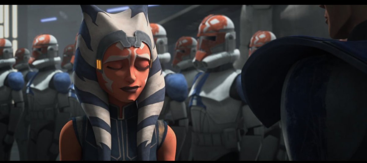 MundosDeAhsoka's tweet photo. Holadola #TeamTano 

Finalmente os traigo el hilo que llevaba tiempo queriendo compartir. Es algo largo, pero espero se entienda lo que quiero trasmitir.

Recientemente leo en internet, especialmente en redes, que #Ahsoka  está siendo un personaje plano, que le falta "una marcha más" o que está mustia... Y podría ser. Pero no por los sesgos que muchos dejan entrever en sus palabras. Algunos lo achacan a la interpretación y otros a una falta de profundidad en la escritura del guion. A mi, también me faltaba algo.

"¿Que está pasando con Ahsoka? No se que tiene, pero algo que no me cuadra" Esta pregunta era algo recurrente hace no mucho tiempo en mi cabeza, un tema que asiduamente comentaba con algun@s amig@s. 

Al principio lo achacaba al salto al live action del personaje o incluso a que no tenía la voz que llevaba escuchando años. Hasta que me paré un poco a pensar y a ver los episodios en bucle. Y eso, junto a algunos debates fueron haciendo que para mi conectara todo. Nada estaba mal con el personaje. Estaba transmitiendo exactamente lo que querían transmitir. 

Y dejarme deciros una sola cosa: Hay que entender al personaje y de dónde viene. 

La #AhsokaTano  que estamos viendo en estos momentos es así por muchísimos motivos y no podría estar mejor interpretada. Pero, ¿de dónde viene todo esto? 

Viene desde las Guerras Clon. Ahsoka siempre había sido una niña jovial, muy carismática e incluso pedante en los primeros momentos que se nos presentó al público. Pero sobre todo era desafiante, inquieta, curiosa, intrépida... Y muy muy chulita. Un personaje con una personalidad única que complementaba a las mil maravillas con su maestro, Anakin Skywalker.

Hasta que la Orden Jedi, allá por la quinta temporada de #TheCloneWars en uno de sus muchos errores, la expulsan de la Orden Jedi. Y esto es algo que siempre me gusta recordar. Ahsoka, no se fue de la orden. Fue expulsada sin juicio previo y luego se la juzgó por crímenes que no cometió. 

Y a pesar de que fue absuelta gracias a su maestro, el único que no dudó de ella ni por un instante, la togruta no regresó a la orden. Y es aquí, tras rechazar las súplicas de su hermano, de su maestro, (que no le abandonase, que permaneciese a su lado e ignorase al consejo) donde algo en ella se rompió. 

Ahsoka abandonó a la Orden Jedi y a su mentor.

Desde entonces, Ahsoka no volvió a ser la misma. Había perdido la fe en la Orden Jedi, había abandonado el único modo de vida que conocía pero sobre todo lo que no se perdonaba era haber abandonado a Anakin.

Destacar que una de las cosas que siempre me han fascinado de Ahsoka es lo expresiva que era. Y es en el final de The Clone Wars donde más podemos apreciar la tristeza que la invade cuando vuelve a reunirse con Anakin, Rex y los clones que habían formado bajo su mando. Especialmente cuando la tratan como si nada hubiese cambiado.