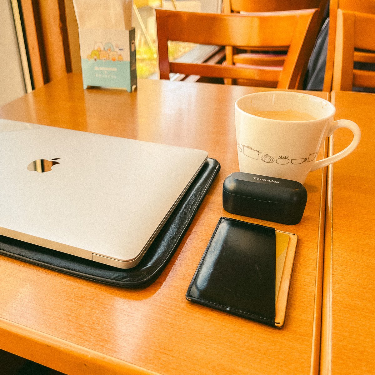 takuro_shinya's tweet photo. 今日もブラックコーヒー
窓辺から眺める愛車に酔いしれつつ。
#PRESSo育成中
#FLOORPACK
#今日もmacと
#AZ60
@technics
@drip_corp
@mos_burger https://t.co/LRVs87pDKq