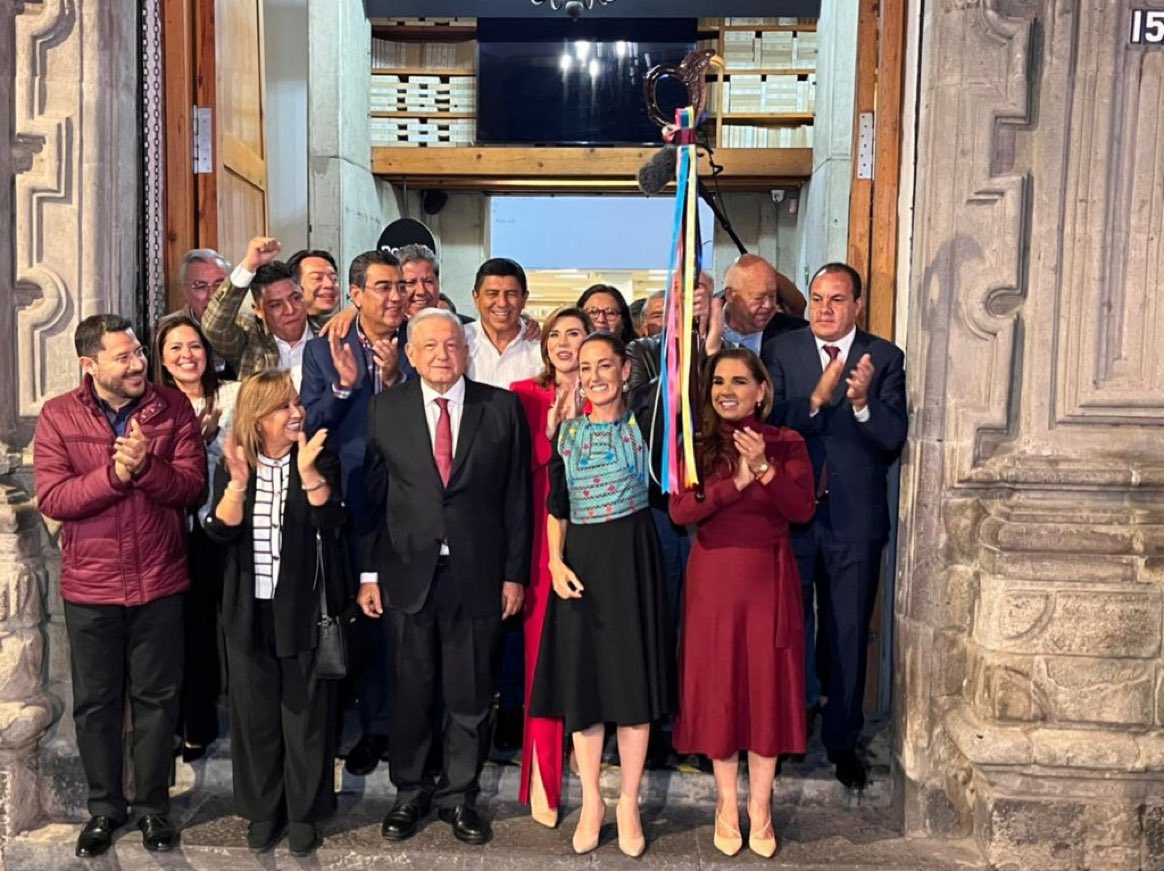 Que el país entero y el mundo sepan que aquí de manera pacífica, transparente y democrática se lucha por la justicia, contra la corrupción, por la transformación. Somos millones las y los mexicanos los que decimos:
#EsUnHonorEstarConClaudiaYObrador
Te sumas? 
Multiplica con RT