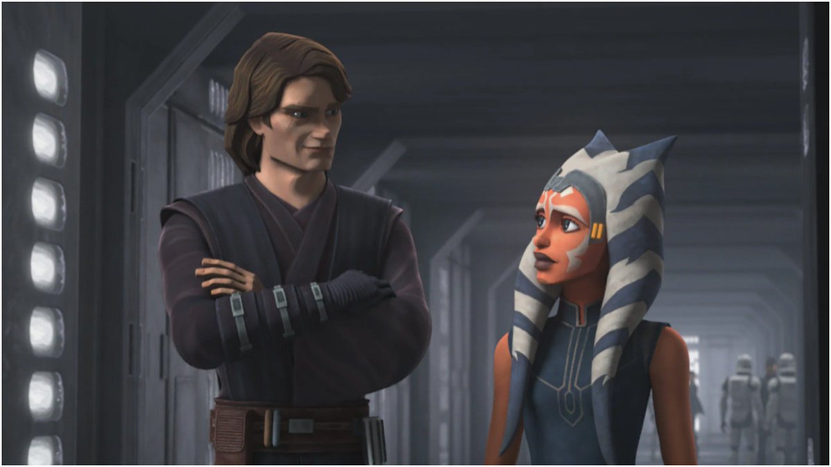 MundosDeAhsoka's tweet photo. Holadola #TeamTano 

Finalmente os traigo el hilo que llevaba tiempo queriendo compartir. Es algo largo, pero espero se entienda lo que quiero trasmitir.

Recientemente leo en internet, especialmente en redes, que #Ahsoka  está siendo un personaje plano, que le falta "una marcha más" o que está mustia... Y podría ser. Pero no por los sesgos que muchos dejan entrever en sus palabras. Algunos lo achacan a la interpretación y otros a una falta de profundidad en la escritura del guion. A mi, también me faltaba algo.

"¿Que está pasando con Ahsoka? No se que tiene, pero algo que no me cuadra" Esta pregunta era algo recurrente hace no mucho tiempo en mi cabeza, un tema que asiduamente comentaba con algun@s amig@s. 

Al principio lo achacaba al salto al live action del personaje o incluso a que no tenía la voz que llevaba escuchando años. Hasta que me paré un poco a pensar y a ver los episodios en bucle. Y eso, junto a algunos debates fueron haciendo que para mi conectara todo. Nada estaba mal con el personaje. Estaba transmitiendo exactamente lo que querían transmitir. 

Y dejarme deciros una sola cosa: Hay que entender al personaje y de dónde viene. 

La #AhsokaTano  que estamos viendo en estos momentos es así por muchísimos motivos y no podría estar mejor interpretada. Pero, ¿de dónde viene todo esto? 

Viene desde las Guerras Clon. Ahsoka siempre había sido una niña jovial, muy carismática e incluso pedante en los primeros momentos que se nos presentó al público. Pero sobre todo era desafiante, inquieta, curiosa, intrépida... Y muy muy chulita. Un personaje con una personalidad única que complementaba a las mil maravillas con su maestro, Anakin Skywalker.

Hasta que la Orden Jedi, allá por la quinta temporada de #TheCloneWars en uno de sus muchos errores, la expulsan de la Orden Jedi. Y esto es algo que siempre me gusta recordar. Ahsoka, no se fue de la orden. Fue expulsada sin juicio previo y luego se la juzgó por crímenes que no cometió. 

Y a pesar de que fue absuelta gracias a su maestro, el único que no dudó de ella ni por un instante, la togruta no regresó a la orden. Y es aquí, tras rechazar las súplicas de su hermano, de su maestro, (que no le abandonase, que permaneciese a su lado e ignorase al consejo) donde algo en ella se rompió. 

Ahsoka abandonó a la Orden Jedi y a su mentor.

Desde entonces, Ahsoka no volvió a ser la misma. Había perdido la fe en la Orden Jedi, había abandonado el único modo de vida que conocía pero sobre todo lo que no se perdonaba era haber abandonado a Anakin.

Destacar que una de las cosas que siempre me han fascinado de Ahsoka es lo expresiva que era. Y es en el final de The Clone Wars donde más podemos apreciar la tristeza que la invade cuando vuelve a reunirse con Anakin, Rex y los clones que habían formado bajo su mando. Especialmente cuando la tratan como si nada hubiese cambiado.