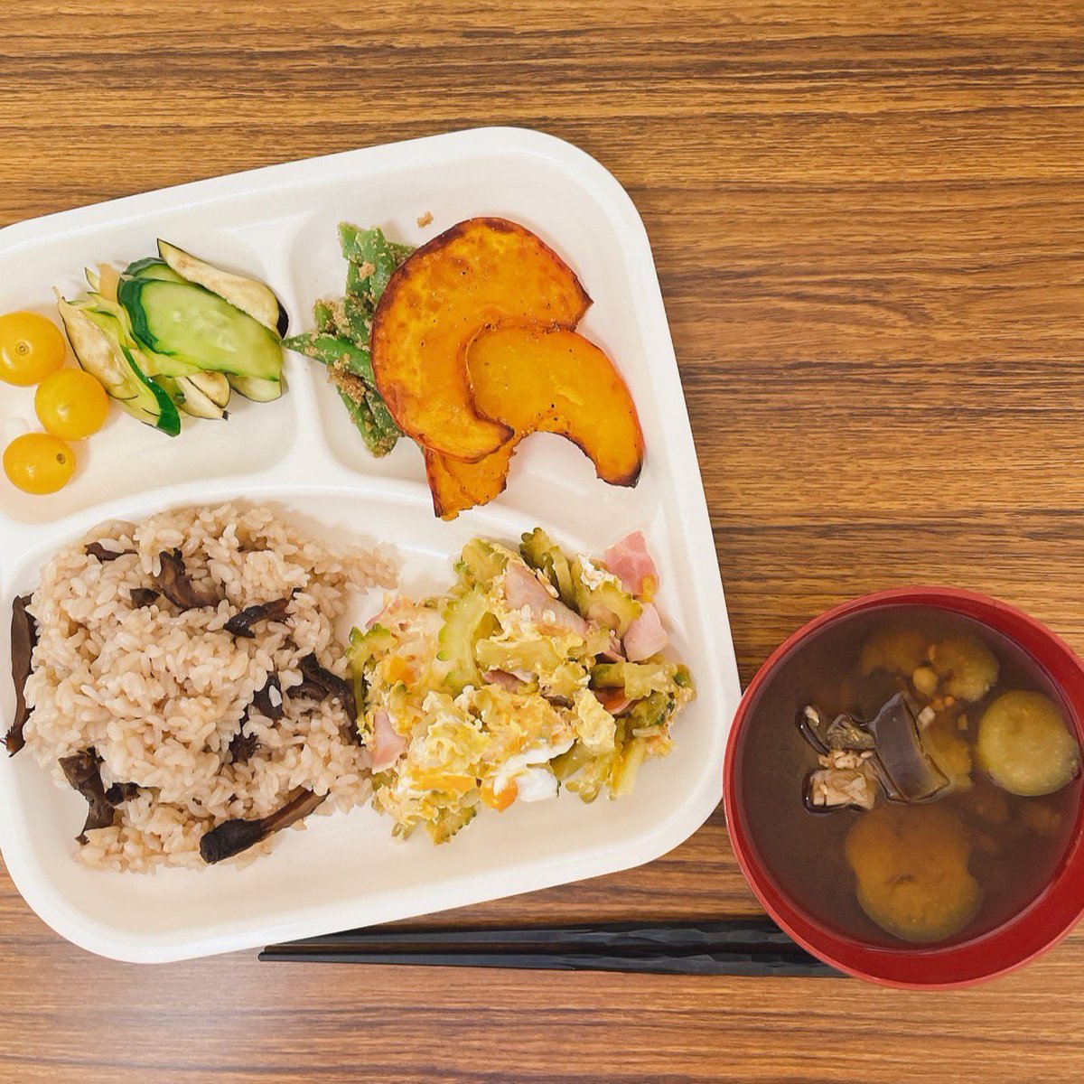 satakeReflectix's tweet photo. 今日のお昼ご飯！

きのこご飯です😋

皆様台風は大丈夫でしょうか？

こちらも雨がすごいです☔️

大雨には注意してください！

今日のお昼ご飯も絶品です！

#佐武ランチ　#社食　#サラメシ https://t.co/strRXP2BT6