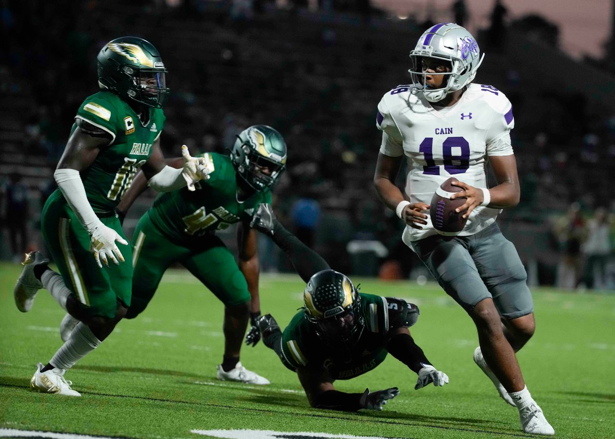 📷: <a href="/KLEINCAINFB/">Klein Cain Football</a> starts fast, pulls away from Cypress Falls, from @Jack_Marrion. tinyurl.com/mswhvcwj