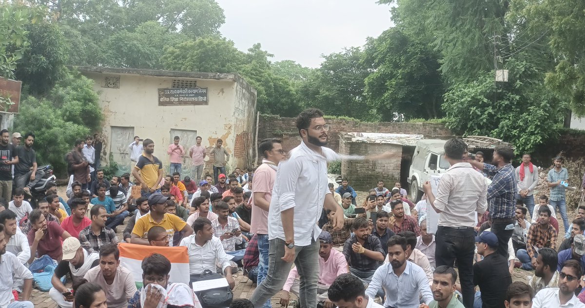 ssc4me2's tweet photo. चुनाव का दौर है और bjp चाहेगी कि वह  सभी युवाओं को साथ लेकर चले।
 इसी कड़ी में आपसे @HansrajMeena मेरा अनुरोध है कि एसएससी जीडी 2018 के युवाओं के लिए 17 सितंबर को आवाज उठाएं।
धन्यवाद! @SURINDER_CHO @sscgd_youth https://t.co/8uP7KcZlwc