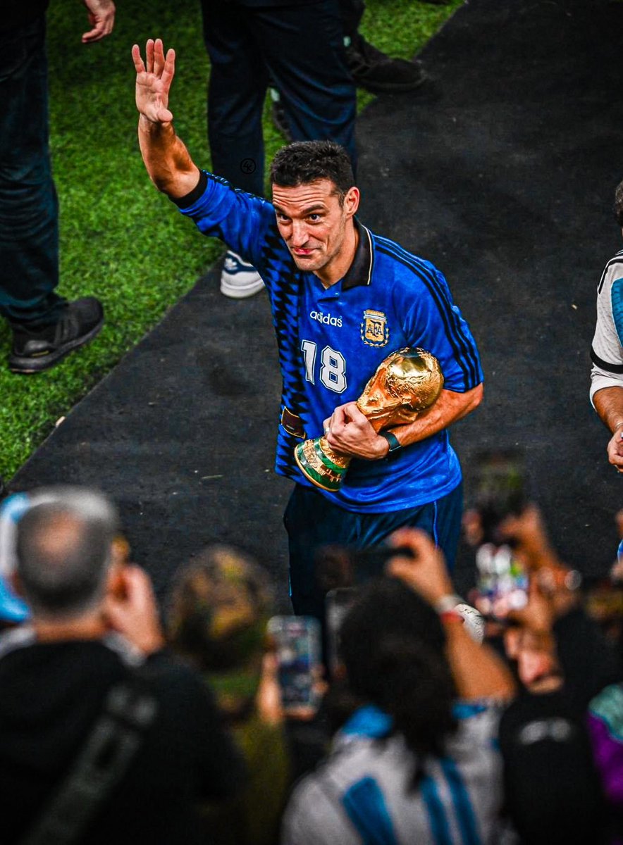 La Selección Argentina venía de estrellarse en Rusia, sin rumbo y sin alegrías desde 1993.

Llegó este tipo hecho en Pujato al que catalogaron como “joven inexperto” y rompió todos los libros del fútbol.

Renovó el plantel, le dio identidad, confió en los suyos y propuso jugar a