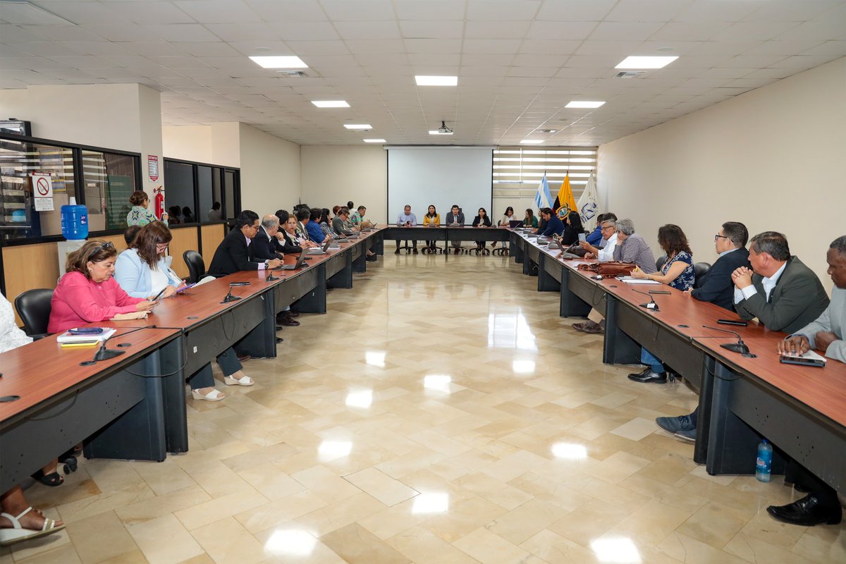 PacoRector's tweet photo. Se socializó con autoridades de las facultades el nuevo reglamento de la UG el cual surgió luego de una reforma por la Comisión de Reformas al Estatuto de la Universidad de Guayaquil y el aporte de la comunidad UG buscando acoplarlo a las normas superiores actualizadas https://t.co/ERrWbzbmFy