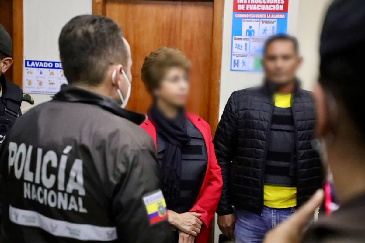 elmercuriomanta's tweet photo. #Atención #FiscalíaEc, #UIAD y #Dinased (de @PoliciaEcuador) ejecutan allanamientos en las provincias de #Pichincha, #Cotopaxi y #Chimborazo, como parte de las diligencias del caso en que se investiga el asesinato del excandidato presidencial #FernandoVillavicencio https://t.co/OPAQH8F8a3