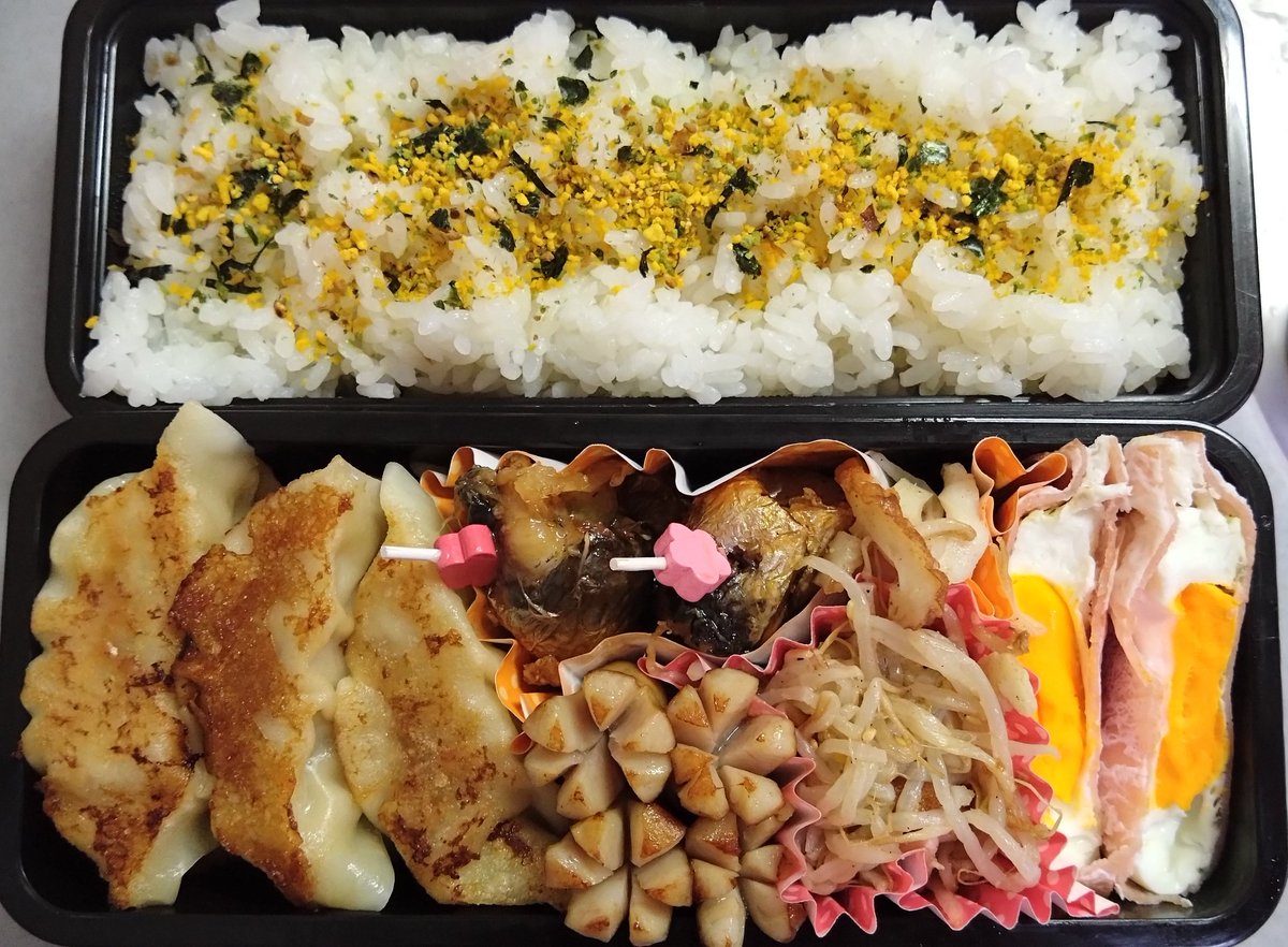 lunastyle2007's tweet photo. 今日のお弁当🍱

🌟ふりかけごはん
🌟餃子
🌟鰯の梅しそチーズ
🌟ウインナー
🌟もやしとちくわのナムル
🌟ハムたまご

#お弁当 #ランチ #餃子 #鰯 https://t.co/Gay1zasbjg