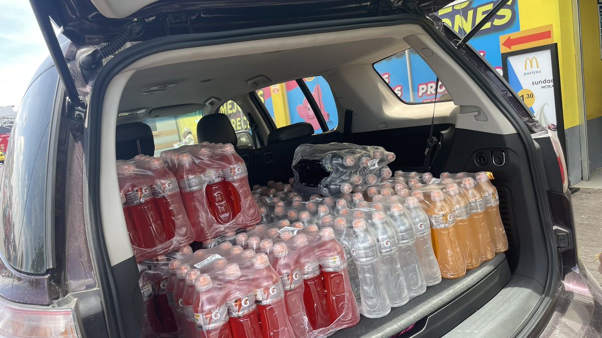 MiPuembo's tweet image. Querida comunidad, hoy con el apoyo de la #RedSOS , junto a la comunidad Del Valle de Tumbaco @NuestroValleEc hemos logrado apoyar a @BomberosQuito con 14 tanqueros d agua 💦 y la alimentación e hidratación de todo el personal que apoyó a la contención del incendio en Tababela .