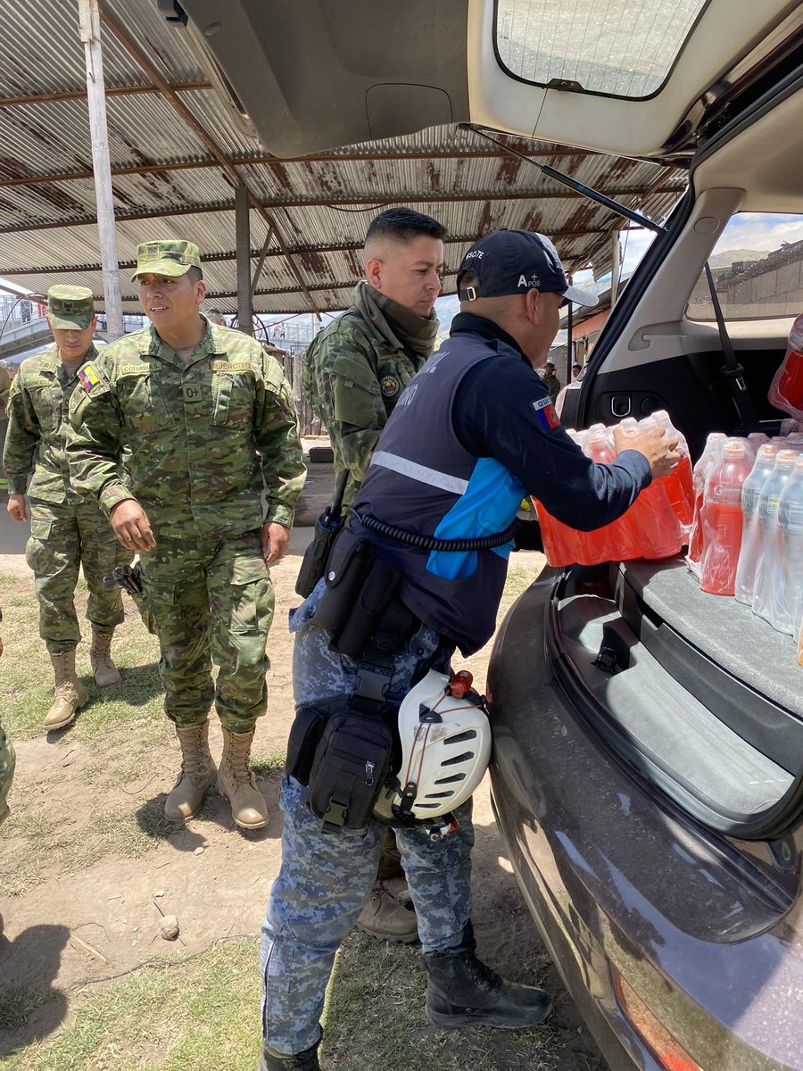 MiPuembo's tweet image. Querida comunidad, hoy con el apoyo de la #RedSOS , junto a la comunidad Del Valle de Tumbaco @NuestroValleEc hemos logrado apoyar a @BomberosQuito con 14 tanqueros d agua 💦 y la alimentación e hidratación de todo el personal que apoyó a la contención del incendio en Tababela .