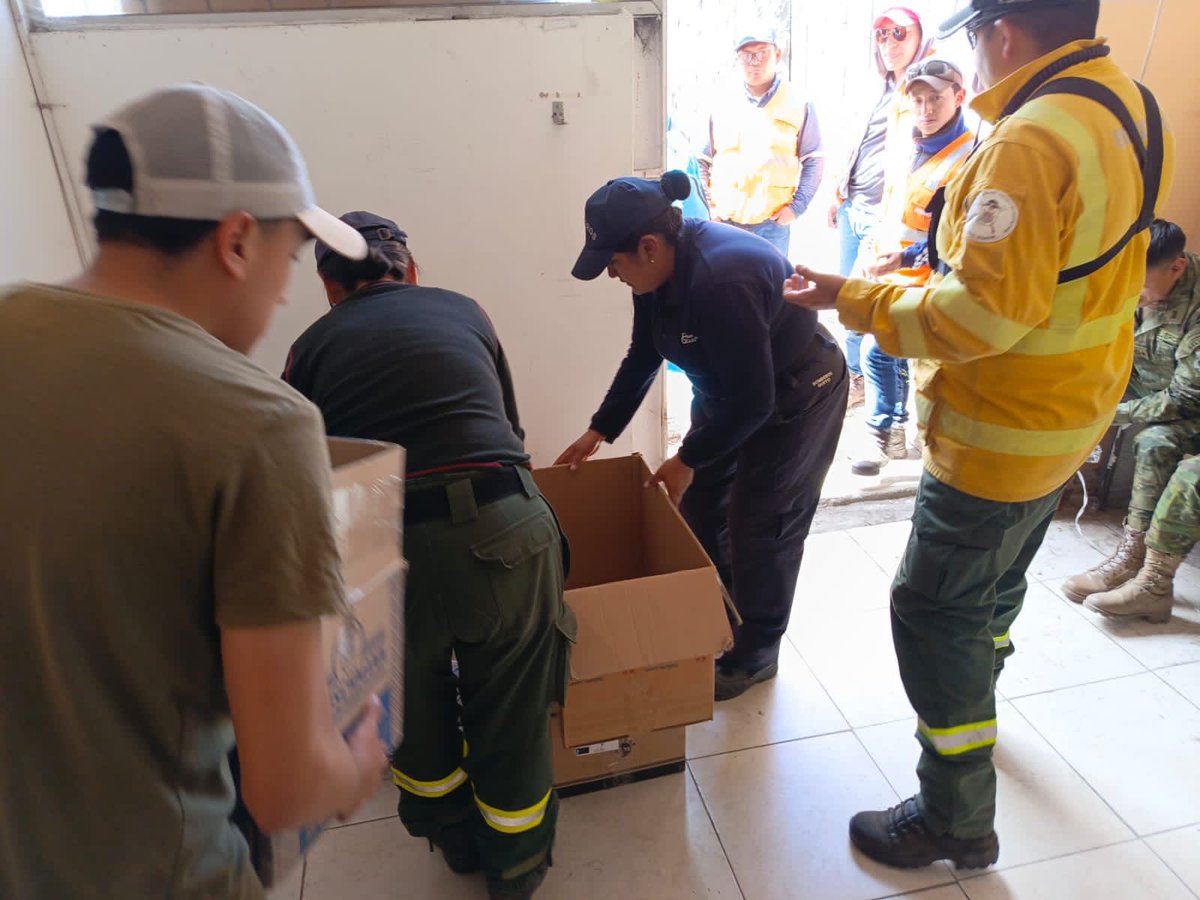 MiPuembo's tweet image. Querida comunidad, hoy con el apoyo de la #RedSOS , junto a la comunidad Del Valle de Tumbaco @NuestroValleEc hemos logrado apoyar a @BomberosQuito con 14 tanqueros d agua 💦 y la alimentación e hidratación de todo el personal que apoyó a la contención del incendio en Tababela .