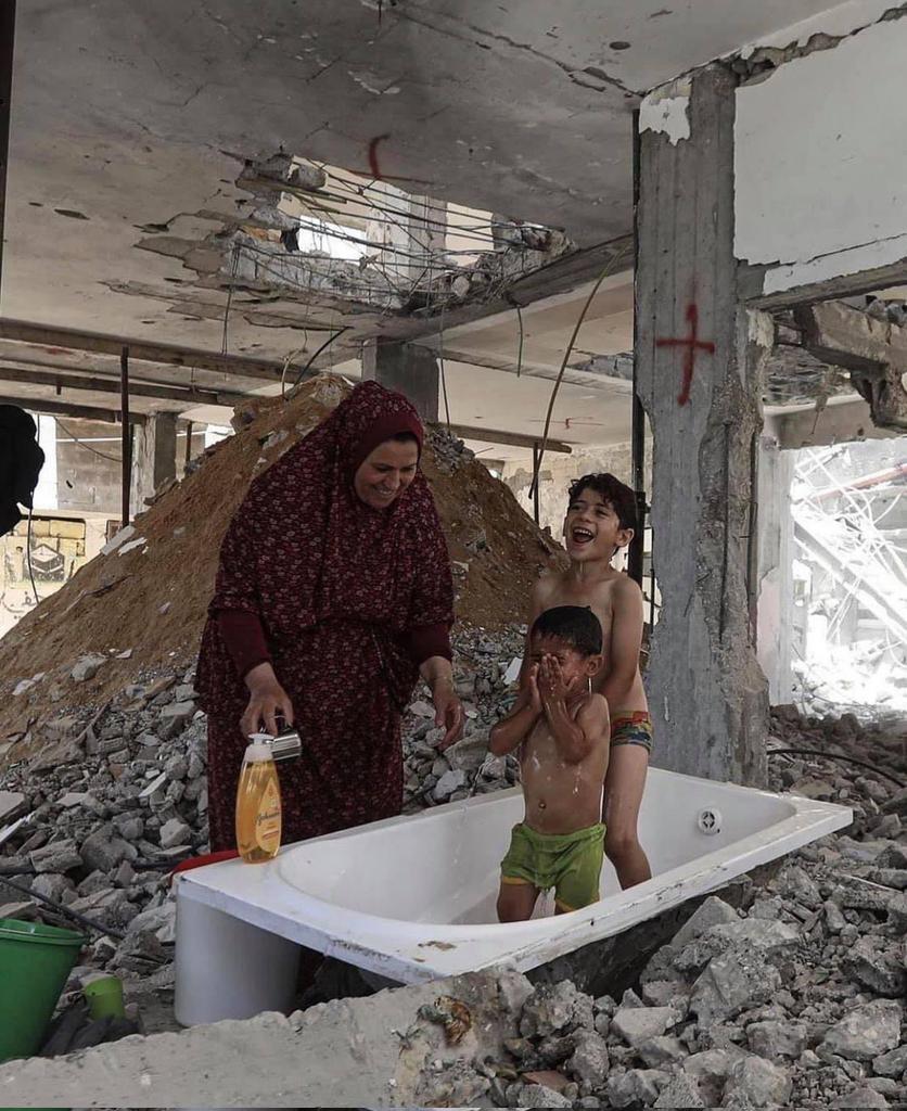 maram0zz's tweet photo. Gaza, Palestine. 

A country with such people will never be defeated. https://t.co/EuWnReQEsz