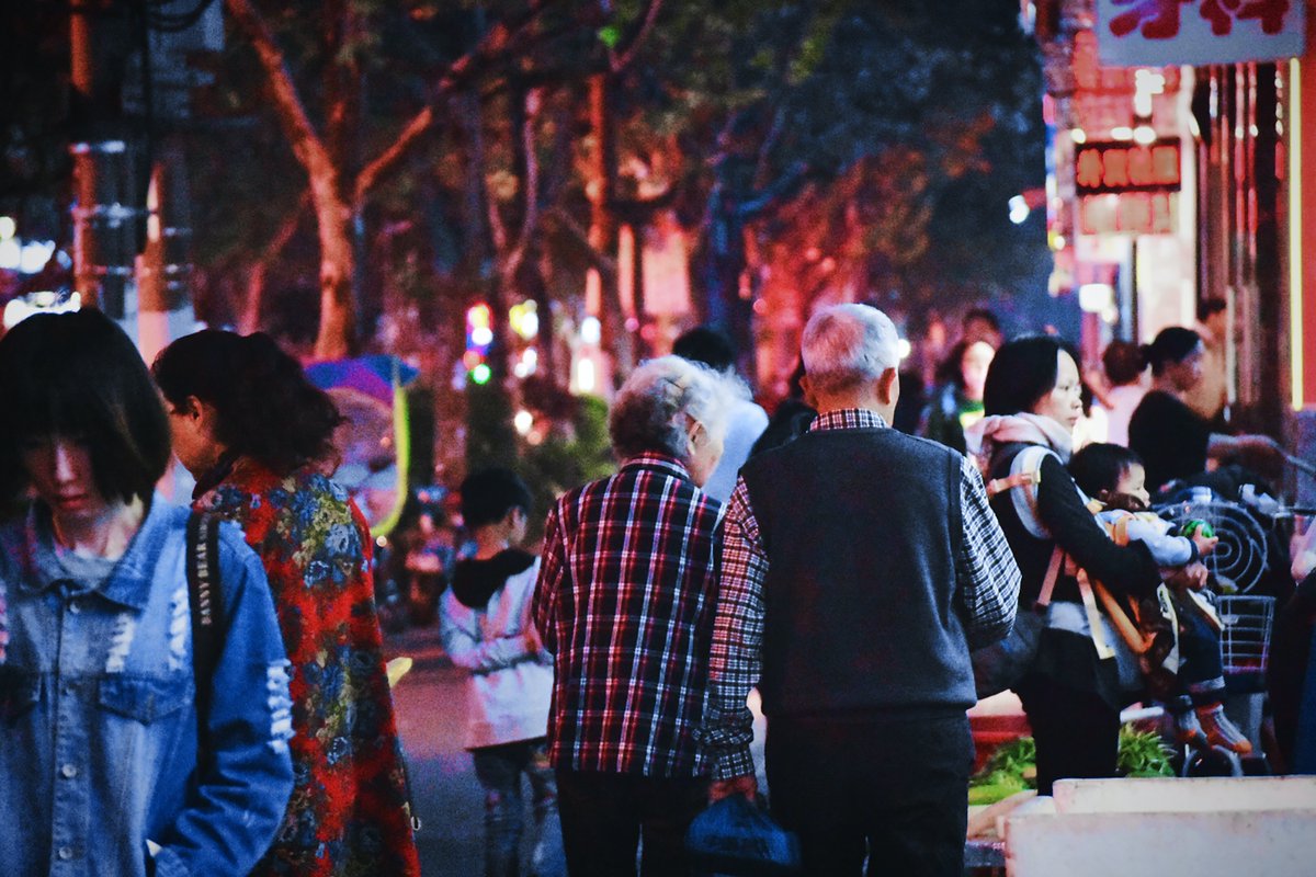 MoodysChinese's tweet photo. 如果中国的政策措施未能成功提高生育率，通过科技进步提升生产力，并调整产业战略以缓解结构性供需失衡，那么人口老龄化将会削弱中国长期的经济增长潜力。劳动力减少还可能削弱国内储蓄，导致利率上升，并使投资和资本存量作为经济增长的驱动力的作用减弱。 https://t.co/OjcGnZEtEe