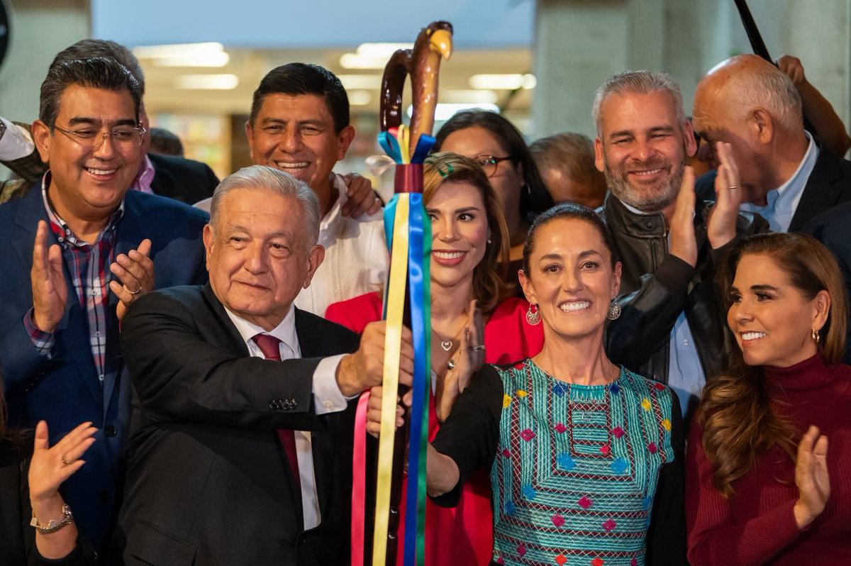 PartidoMorenaMx's tweet photo. A nosotros nos mueven el amor y la esperanza de transformar la vida de millones de mexicanas y mexicanos.

Para que continúe la 4T, nuestro presidente López Obrador le entregó el bastón de mando a la Dra. Claudia Sheinbaum.

Todas y todos juntos seguiremos transformando México. https://t.co/GqpF6psMlk