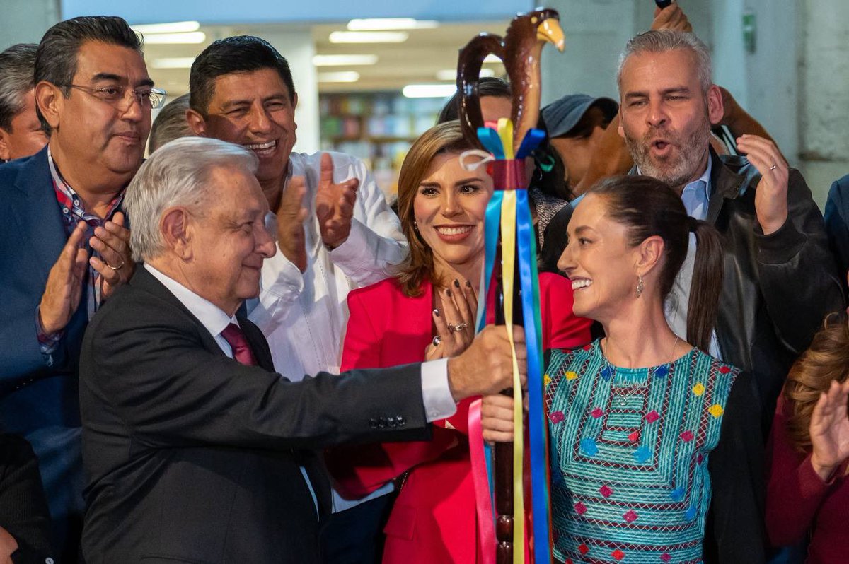 PartidoMorenaMx's tweet photo. A nosotros nos mueven el amor y la esperanza de transformar la vida de millones de mexicanas y mexicanos.

Para que continúe la 4T, nuestro presidente López Obrador le entregó el bastón de mando a la Dra. Claudia Sheinbaum.

Todas y todos juntos seguiremos transformando México. https://t.co/GqpF6psMlk