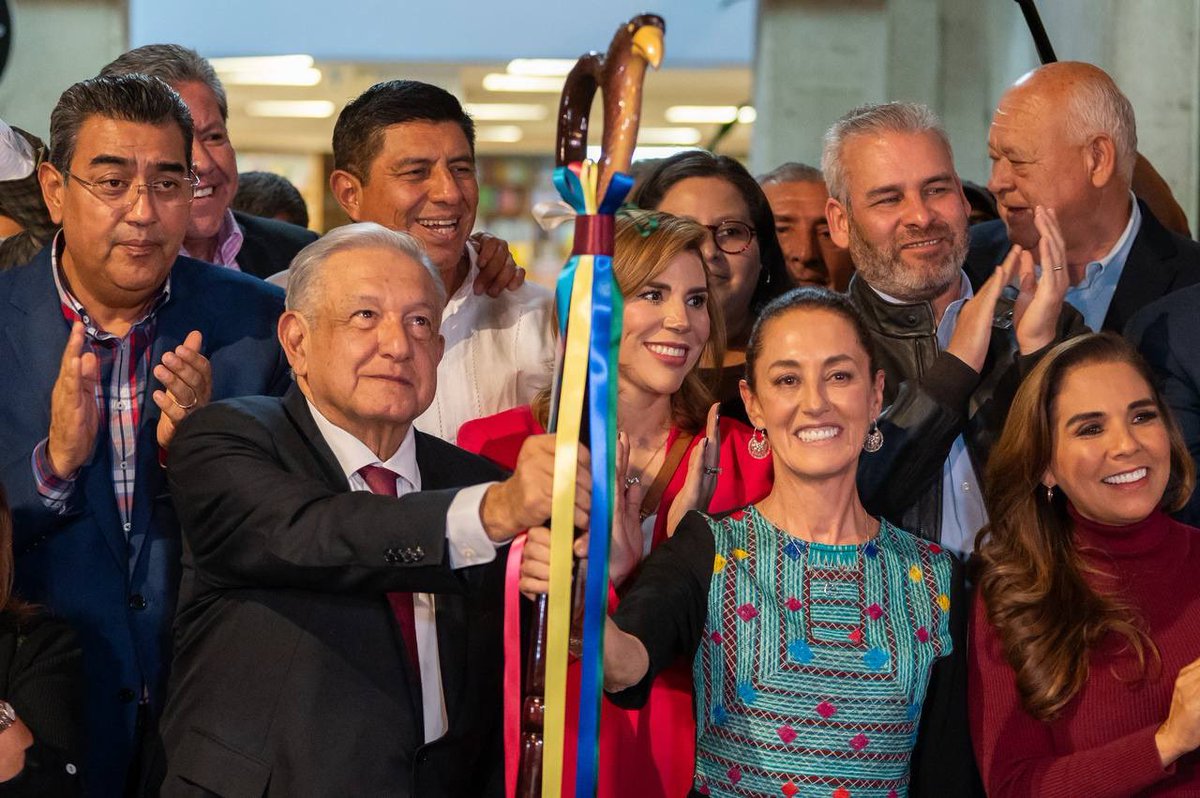PartidoMorenaMx's tweet photo. A nosotros nos mueven el amor y la esperanza de transformar la vida de millones de mexicanas y mexicanos.

Para que continúe la 4T, nuestro presidente López Obrador le entregó el bastón de mando a la Dra. Claudia Sheinbaum.

Todas y todos juntos seguiremos transformando México. https://t.co/GqpF6psMlk