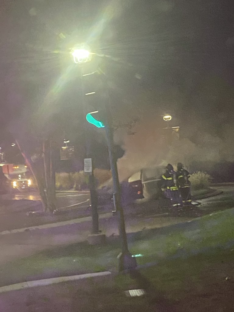 #BREAKING: A car crashed at the foot of the York Hill Campus on Sherman Avenue. 

Hamden police and fire are on scene as is Quinnipiac Public Safety. 

Two individuals walked away from the crash and are no longer on scene. 

<a href="/QUChronicle/">The QU Chronicle</a> | <a href="/Q30News/">Q30 News</a>