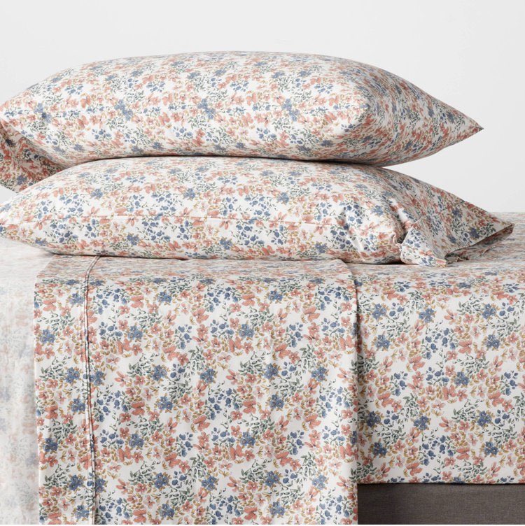 marnchella's tweet photo. @TreTellor If you’re into it, I feel like a patterned sheet could really shine here (like these from Target). If you wanted to go all out, adding a fluffy white comforter under the half folded quilt, two more pillows (match sheet &amp; comforter), and a color throw pillow would bring dimension https://t.co/iLu11izEg1