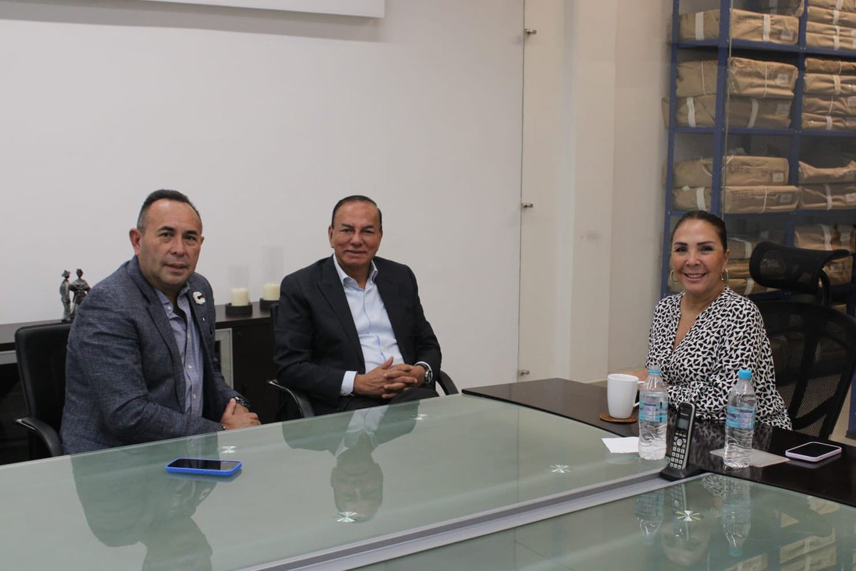 TomasMundo_'s tweet photo. Después de la plática en el @INACIPE, organizada por el Dr @ericgarcialopez y que compartí con mi amigo @marioeherrera; visitamos las oficinas de @ElDictamen de mi querida amiga @gordahued, extraordinaria anfitriona.
Ahí, el maestro @delriovirgen1 explicó el Proyecto Inocencia. https://t.co/BRYauzLsYC