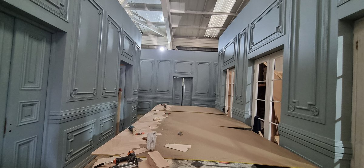 RishoAndrew's tweet photo. Te dejo parte del proceso de la ambientación, fue un trabajo que se hizo en los estudios de @TVN #LosMilDiasDeAllendeTVN
#LosMilDiasDeAllende https://t.co/DfMkx4aQrS