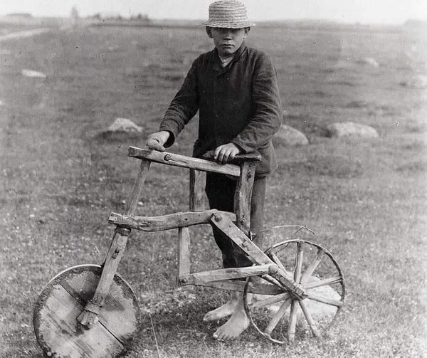 wifibikes's tweet photo. Facts About Bicycles
-invented in 19th century #Germany and #France, they were called #velocipedes
 -Early bicycles didn't have pedals
-Pedals were introduced in the 1860s.
-made of wood and iron, now they're modern marvels.
#History #GreenTransport  #Bicycle #Knowfunfacts https://t.co/8vSMPIBPGk